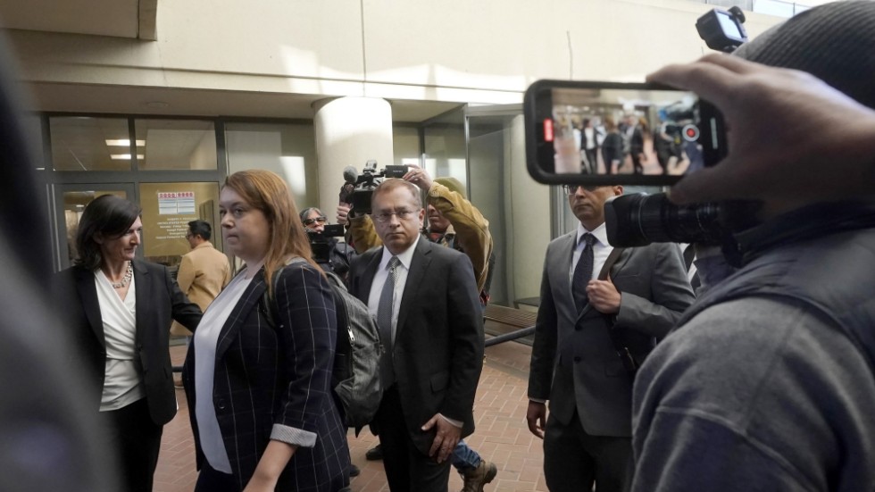 Ramesh "Sunny" Balwani, i mitten, anländer till en rättssal i San Jose.