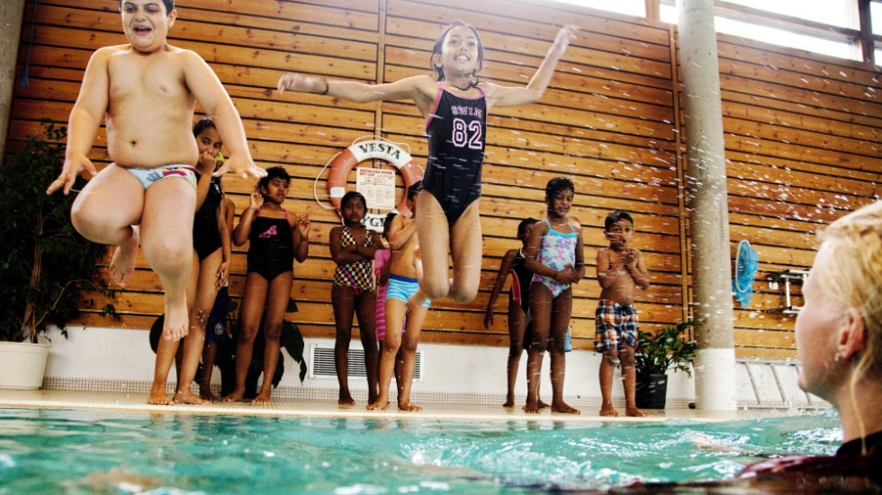 Färre sjätteklassare uppfyller grundskolans mål om simkunnighet. Arkivbild.