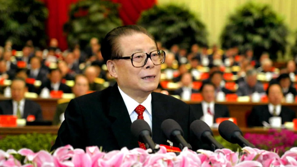 Kinas tidigare president Jiang Zemin har avlidit. Här talar han vid partikongressen i Peking år 2002, då han ännu var landets högste ledare.