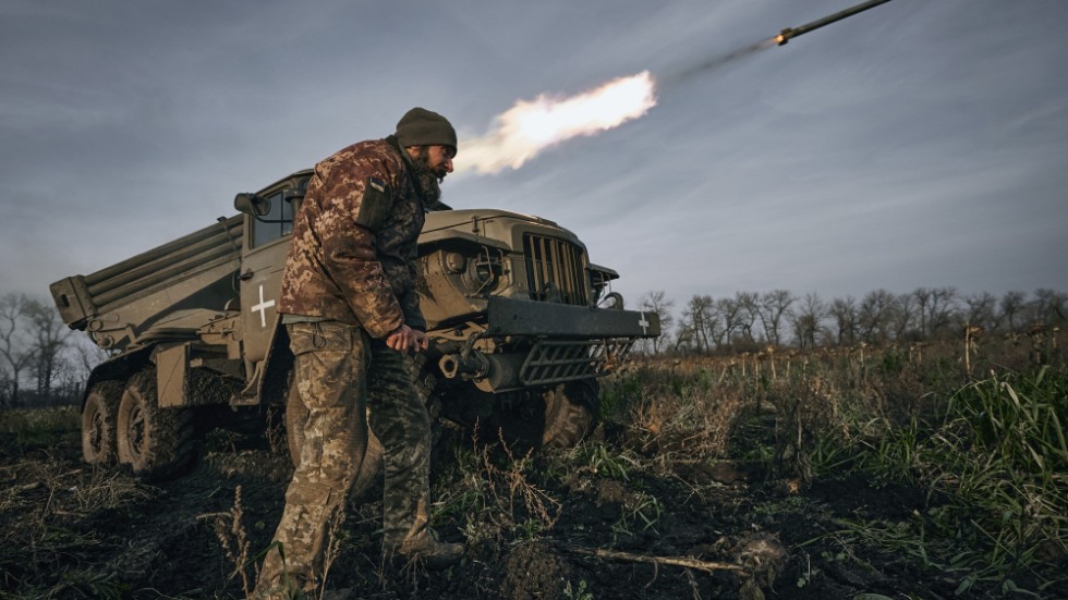Ukrainska soldater avfyrar raketer mot ryska ställningar i närheten av Bachmut förra torsdagen.