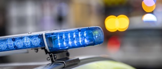 Kraftig brand på bilfirma i Södertälje – VMA utfärdat