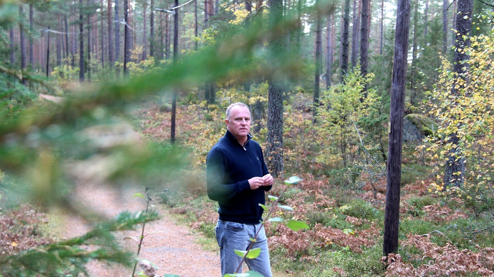Magnus Lidén vill uppmana människor att sluta sälja vidare de granar han ger bort gratis. "Det här är ju för att hjälpa folk i tuffa tider", säger han. 