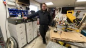 Oscar, 36, tjänar tusenlappar och räddar miljön – med batteripark i garaget ✓Köper billigt – säljer dyrt ✓50 procent i bidrag