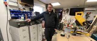 Oscar, 36, tjänar tusenlappar och räddar miljön – med batteripark i garaget ✓Köper billigt – säljer dyrt ✓50 procent i bidrag