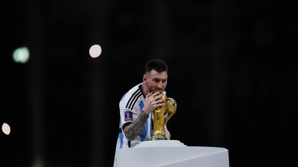 Lionel Messi fick kyssa VM-bucklan i Qatar. Arkivbild.
