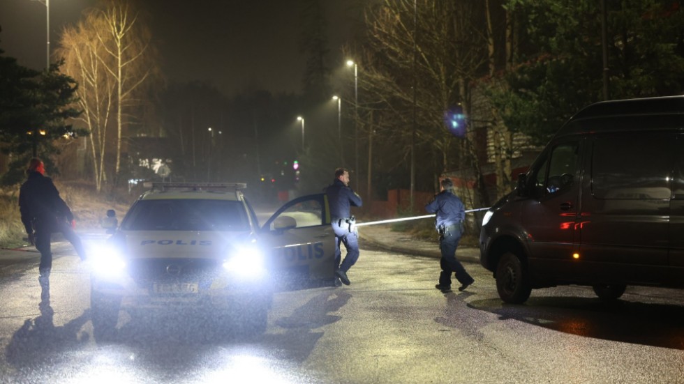 En kraftig explosion inträffade i en byggnad i ett industriområde i Tullinge söder om Stockholm under natten till torsdagen.