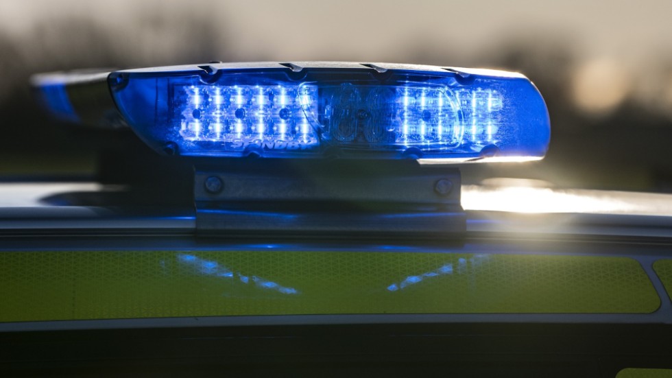 En man häktas efter att ha försökt köra på två poliser i Sundsvall.