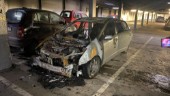 Dramatisk brand i p-garage i natt – under tiovåningshus: "Ett fyrtiotal bilar rökskadade"