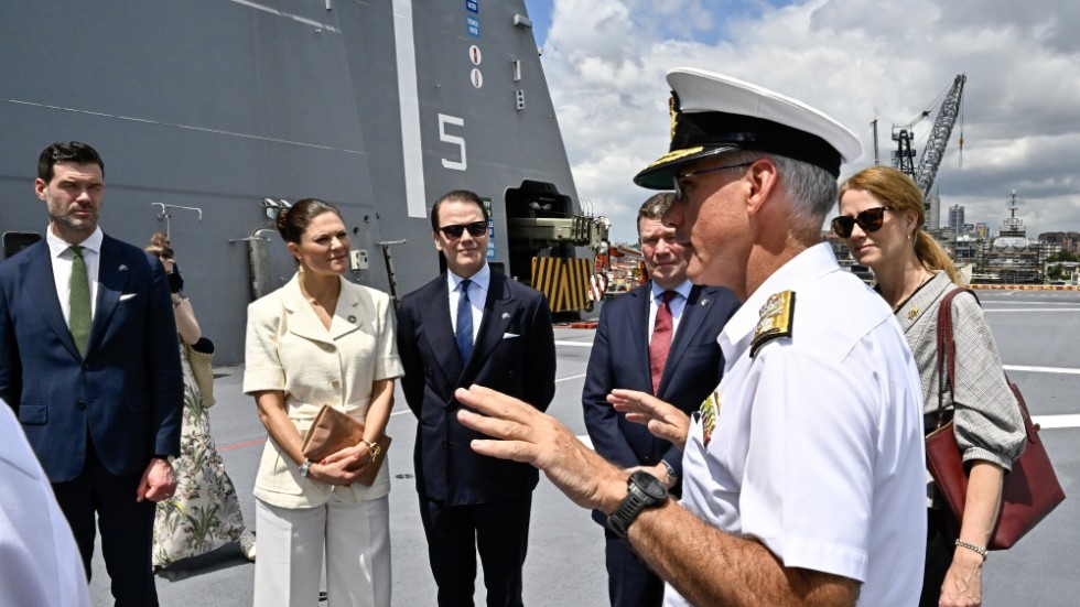 Kronprinsessan Victoria och prins Daniel besöker flottbasen HMAS Kuttabul i Sydney. Till vänster utrikeshandelsminister Johan Forssell (M).