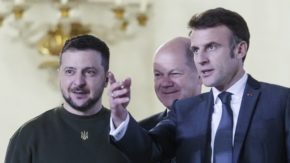 Ukrainas president Volodymyr Zelenskyj (till vänster), Tysklands förbundskansler Olaf Scholz (i mitten) och Frankrikes president Emmanuel Macron möts i Paris under onsdagskvällen.