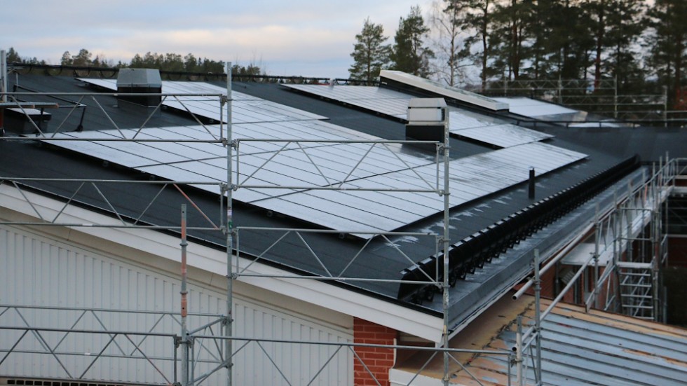 Solcellerna på gymnasiets tak gör skillnad. De svarar för en stor del av förbrukningen, inte bara på gymnasiet utan också på Albäcksskolan och Hagadal.