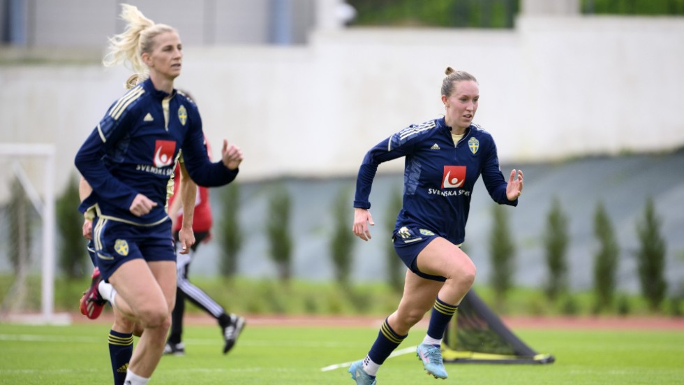 Sofia Jakobsson och Julia Roddar under tisdagens träning med landslaget. Duon spelade båda i nordamerikanska NWSL under fjolåret.