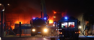 Storbrand i industrilokal – lagerbyggnad brann ner