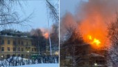 Räddningstjänst kvar vid storbranden i historiska militärbyggnaden i Boden • Händelsen polisanmäld
