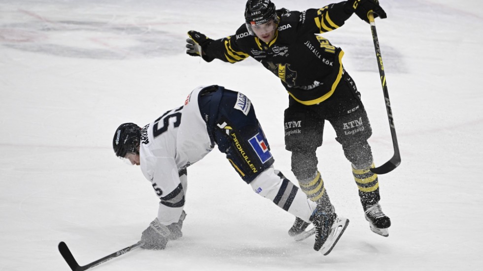 Karlskoga på fall. AIK:s William Ignberg Nilsson dansar förbi Karlskogas Arvid Aronsson i det hockeyallsvenska mötet.