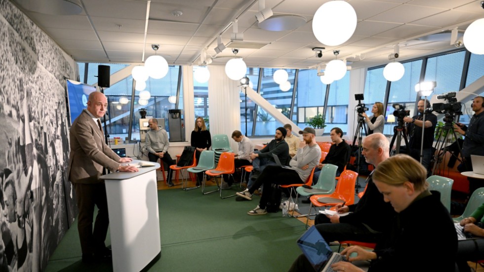 Fredrik Reinfeldt blev utfrågad av journalister när han presenterades som valberedningens huvudkandidat som ordförande i Svenska fotbollförbundet.