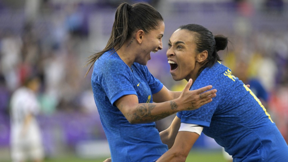 Brasiliens Debinha, vänster, firar sitt mål, ett mål som Marta, höger, spelade fram till.