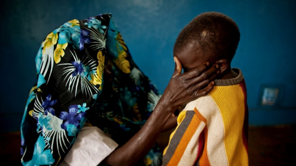 En kvinna som utsatts för en gruppvåldtäkt tillsammans med sin son i Fizi i Kongo-Kinshasa 2011. Kvinnans identitet har dolts på grund av det sociala stigma som ofta drabbar våldtäktsoffer.