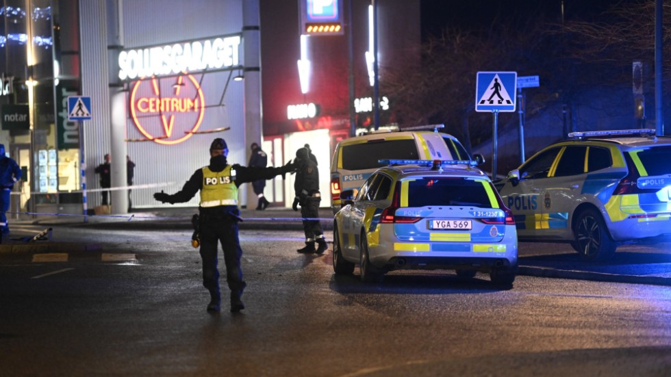 Polisen spärrade av ett område vid Vällingby centrum efter dödsskjutningen på nyårsafton.