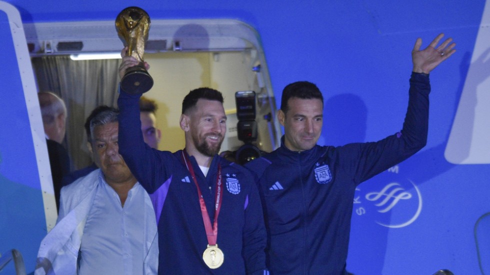 Lionel Messi med VM-pokalen och Argentinas förbundskapten Lionel Scaloni.