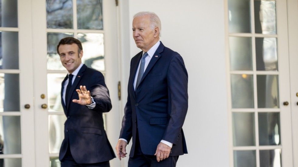 Frankrikes president Emmanuel Macron är en av de EU-ledare som oroar sig för hur USA:s stora stödpaket IRA kan skada europeiska företag. Här med USA:s president Joe Biden. Arkivbild.