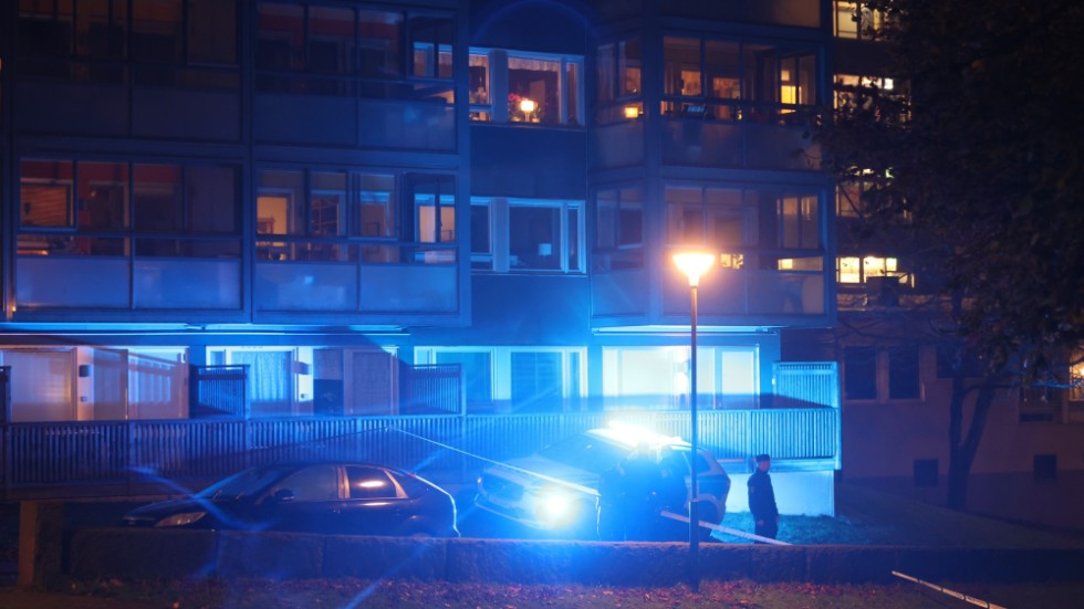 Avspärrningar efter att en man skjutits i Björndammen i Partille vid 21-tiden på söndagen.