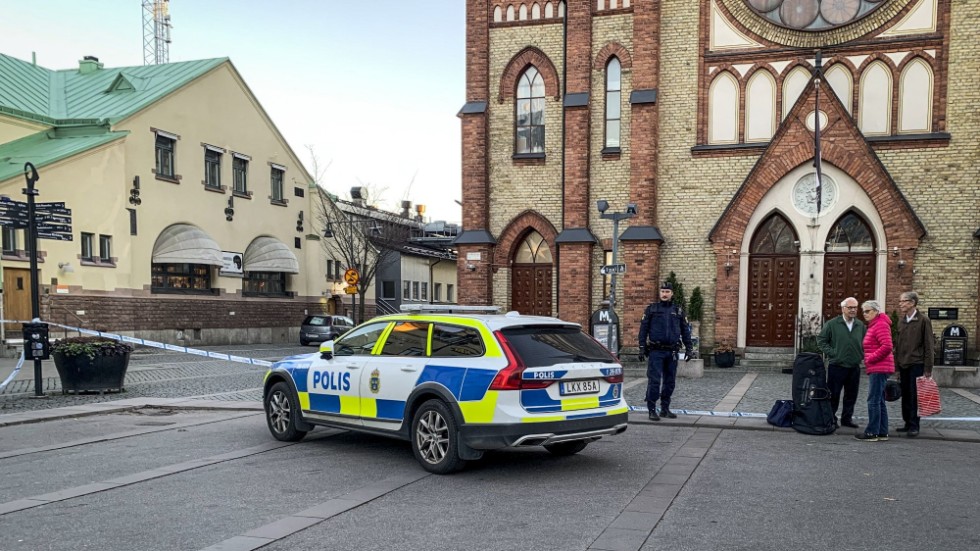 En man har skottskadats i centrala Gävle.
