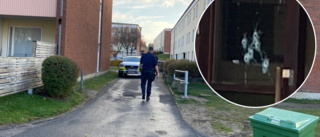 Skottlossning i Skiftinge – flerfamiljshus spärrades av ✓Skotthål hittade ✓"Flera personer ska ha hört smällar"