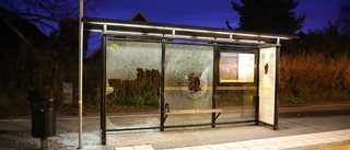 Krossade fönster vid skola – busskur saboterad
