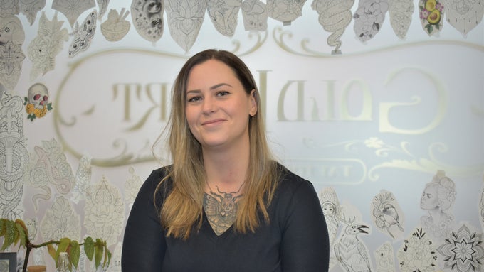 Från kommunanställd till tatuerare – Elin Fossland älskar den kreativa ...