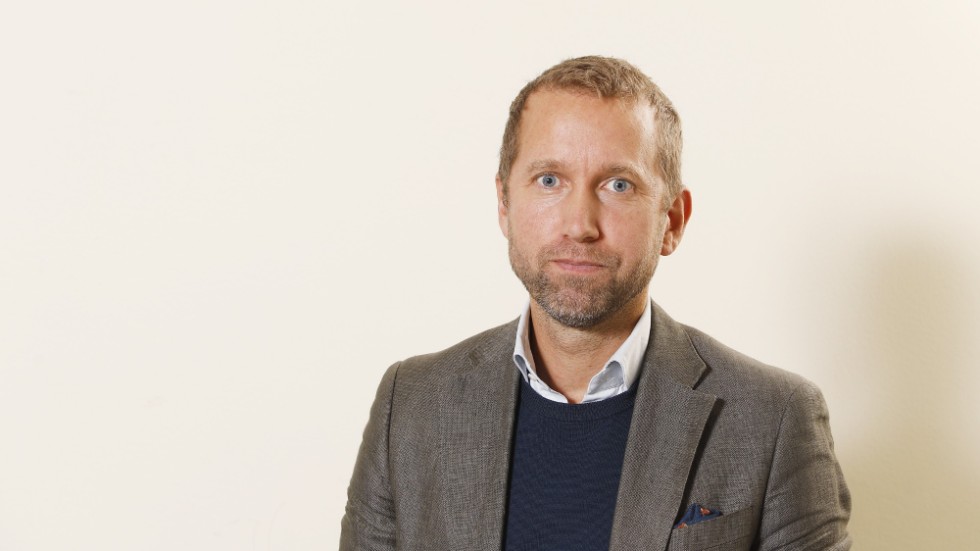 Kommunstyrelsens ordförande i Strängnäs Jacob Högfeldt (M) tog under sittande möte i kommunstyrelsen (4/10 2023) initiativ till ett beslut som innebär att ledamöter och ersättare inte automatiskt ska ha tillgång till kommunens tjänstemän.