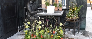 Astrid Lindgrens-statyn smyckad i blomsterprakt