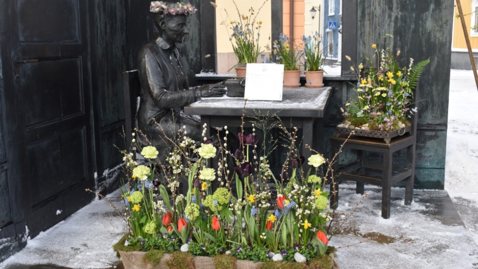 Astrid Lindgren- statyn på torget i Vimmerby pryddes av blomsterarrangemang på Internationella Kvinnodagen.
