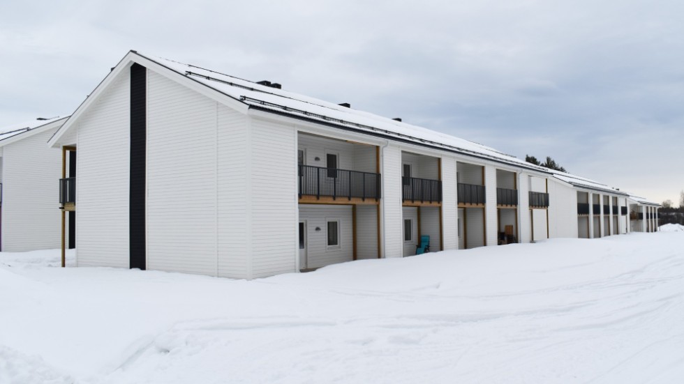 Skribenten tycker att Skebo inte har gjort klart i och ikring bostadsområdet. Bilden är från Kvarnbacken, Kåge, i februari.