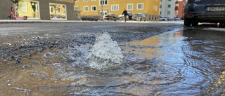 Här bubblar vatten upp ur gatan – då ska felet lagas