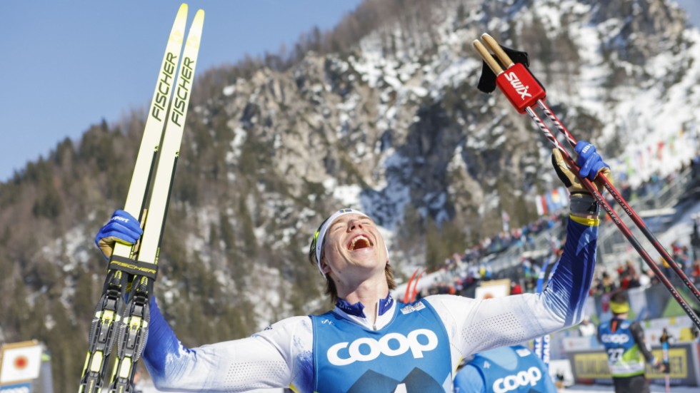 Sveriges William Poromaa jublar efter sitt brons på herrarnas femmil på skid-VM i Planica.