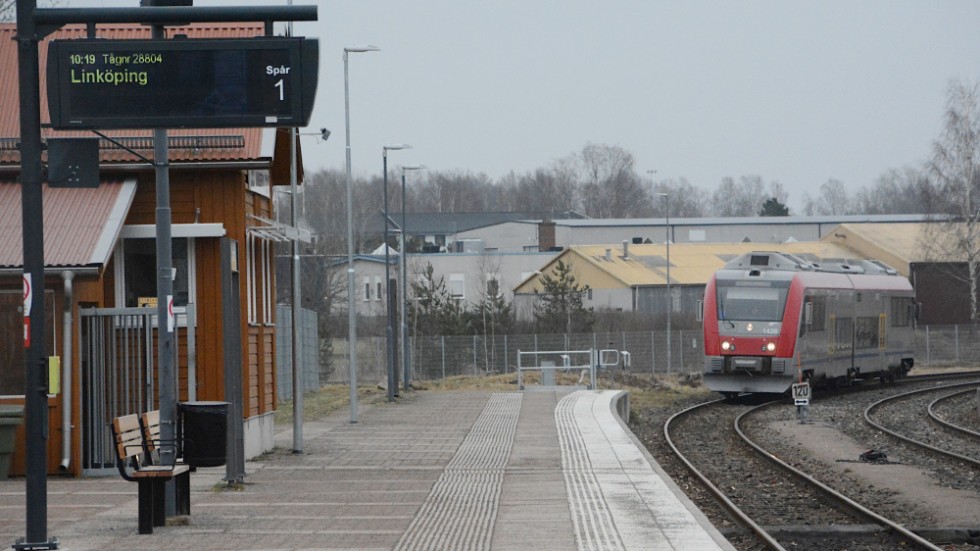 Krösatågen trafikerar Stångådalsbanan mellan Kalmar C och Linköping C, där Vimmerby och Hultsfred är två av stationerna.