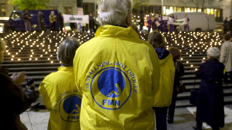 Föräldraföreningen mot narkotika, förespråkare av en restriktiv narkotikapolitik, under en ljusmanifestation mot droger på Sergels torg i Stockholm år 2000.