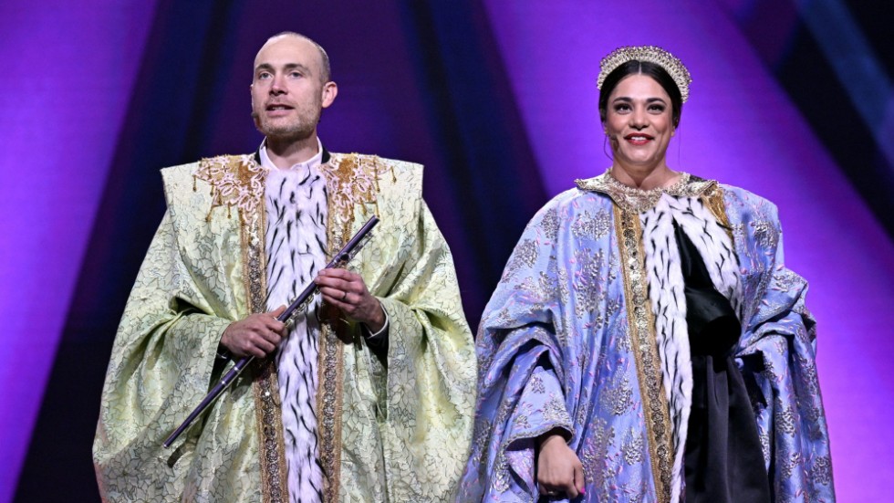 Programledarna Jesper Rönndahl och Farah Abadi presenteras som kung och drottning av Skåne när deltävlingen i Malmö inleds.