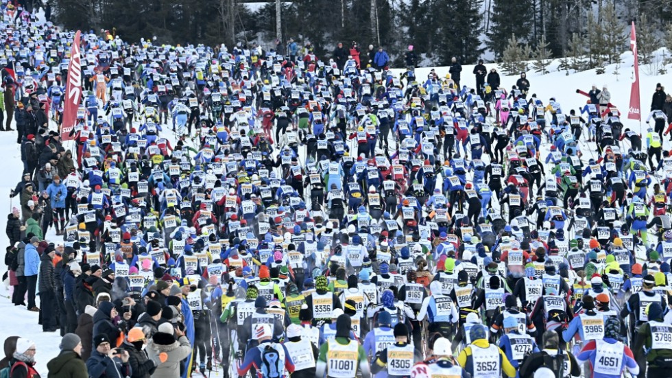 Vasaloppets drygt 15|000 åkare har kommit till första backen efter starten i Berga by. Arkivbild.