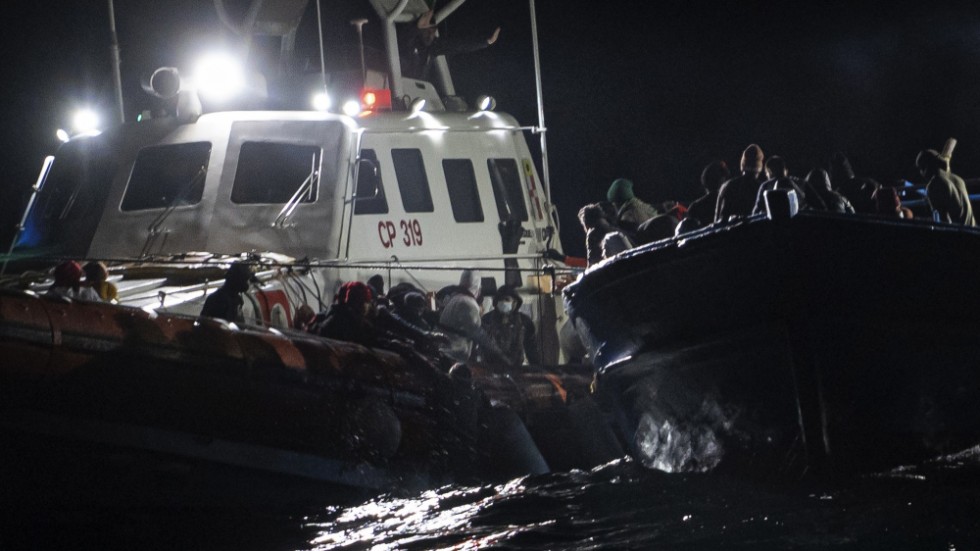 Migranter på väg mot Italien räddas efter att ha hamnat i sjönöd utanför den sydligt belägna ön Lampedusa. Arkivbild.