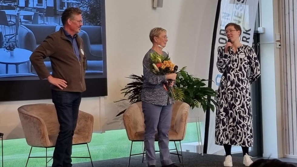 Thomas Fägerman, vd för Boden Business Park, tackar av Britta Jonsson-Lindvall, tidigare delägare av Treehotel.