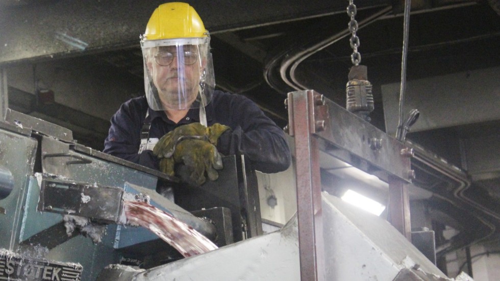 Smältaren Roger Karlsson tömmer 700-gradig flytande aluminium.