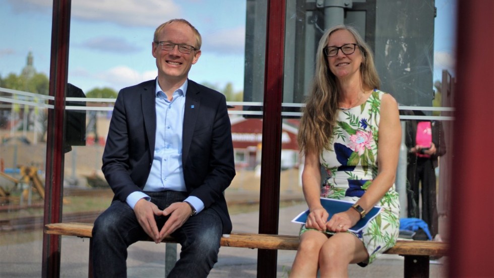 Per Larsson (KD) och Lena Käcker Johansson (KD) var i Kisa på måndagseftermiddagen, för att presentera partiets prioriterade förslag för Stångådalsbanan.