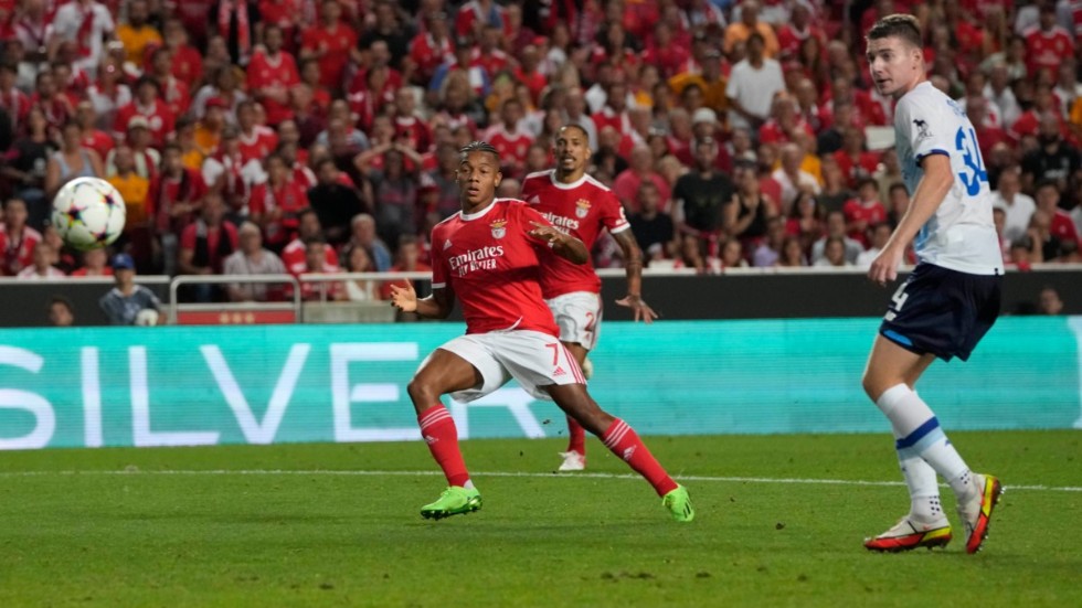 David Neres, mitten, sätter 3–0-målet för Benfica i Champions League-playoffmatchen mot Dynamo Kiev.