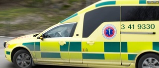 Två skadade när ambulans krockade med kronhjort