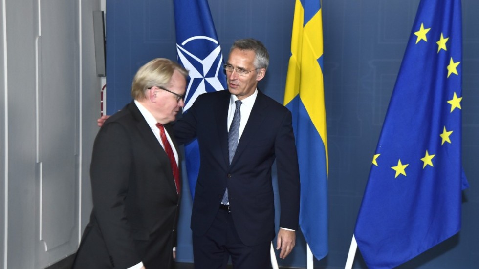 Försvarsminister Peter Hultqvist tillsammans med Natos generalsekreterare Jens Stoltenberg. Skribenten tycker att Sverige inte ska ha för bråttom att gå med i Nato.