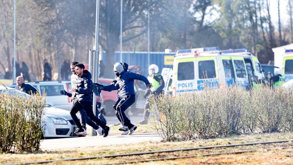 Kriminella våldsverkare i Norrköping behöver möta en stenhård attityd från polis och andra delar av staten. 