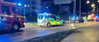 Bil körde in i stolpe - två personer förda till sjukhus