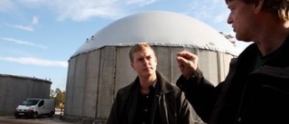 Gustav Fridolin besökte biogasanläggningen i Bro